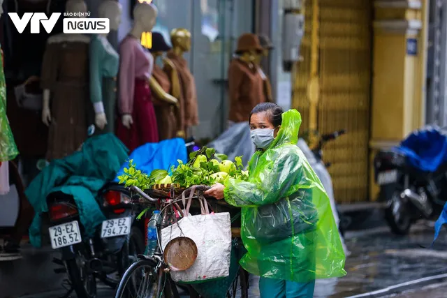 Người lao động mưu sinh trong giá rét đầu mùa - Ảnh 7.