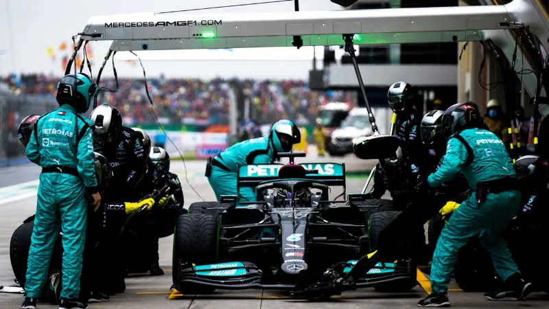 Red Bull yêu cầu xem xét động cơ của Mercedes - Ảnh 1.