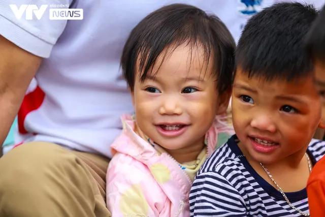 Hà Nội: Thôn nhỏ ngập sâu vì mưa lớn kéo dài, người dân phải di chuyển bằng... thuyền - Ảnh 13.