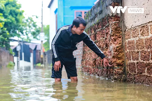 Hà Nội: Thôn nhỏ ngập sâu vì mưa lớn kéo dài, người dân phải di chuyển bằng... thuyền - Ảnh 5.