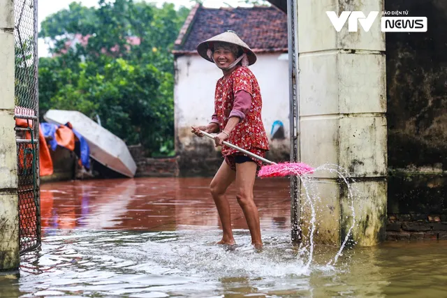 Hà Nội: Thôn nhỏ ngập sâu vì mưa lớn kéo dài, người dân phải di chuyển bằng... thuyền - Ảnh 10.