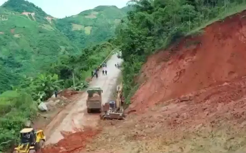 Trắng đêm thông tuyến lên biên giới Quảng Nam sau mưa lũ - Ảnh 1.