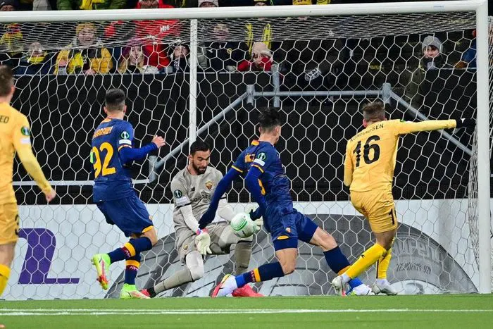 HLV Mourinho nhận trách nhiệm sau thảm bại 1-6 của AS Roma - Ảnh 1. HLV Mourinho nhận trách nhiệm sau thảm bại 1-6 của AS Roma - Ảnh 1.