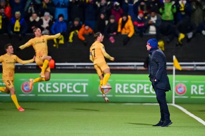 HLV Mourinho nhận trách nhiệm sau thảm bại 1-6 của AS Roma - Ảnh 2. HLV Mourinho nhận trách nhiệm sau thảm bại 1-6 của AS Roma - Ảnh 2.