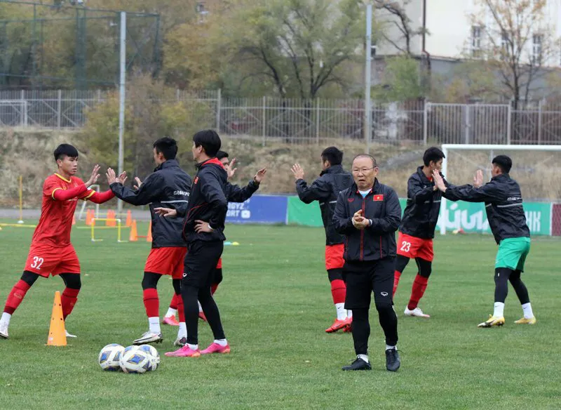 ĐT U23 Việt Nam miệt mài rèn bài tấn công, không quản ngại thời tiết lạnh giá - Ảnh 1. ĐT U23 Việt Nam miệt mài rèn bài tấn công, không quản ngại thời tiết lạnh giá - Ảnh 1.