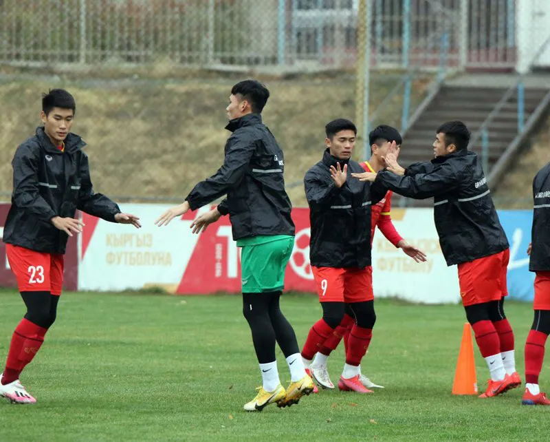 ĐT U23 Việt Nam miệt mài rèn bài tấn công, không quản ngại thời tiết lạnh giá - Ảnh 3. ĐT U23 Việt Nam miệt mài rèn bài tấn công, không quản ngại thời tiết lạnh giá - Ảnh 3.