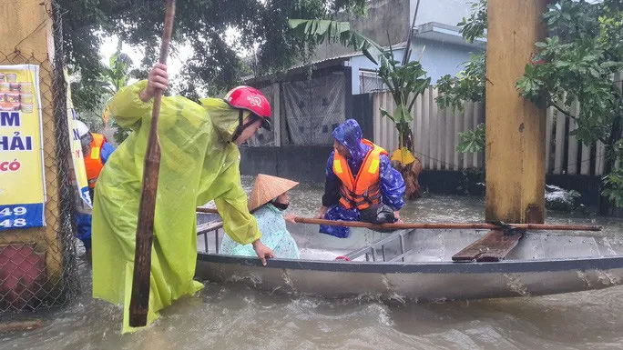 Đường phố biến thành sông, người dân ra đường bắt cá - Ảnh 1.