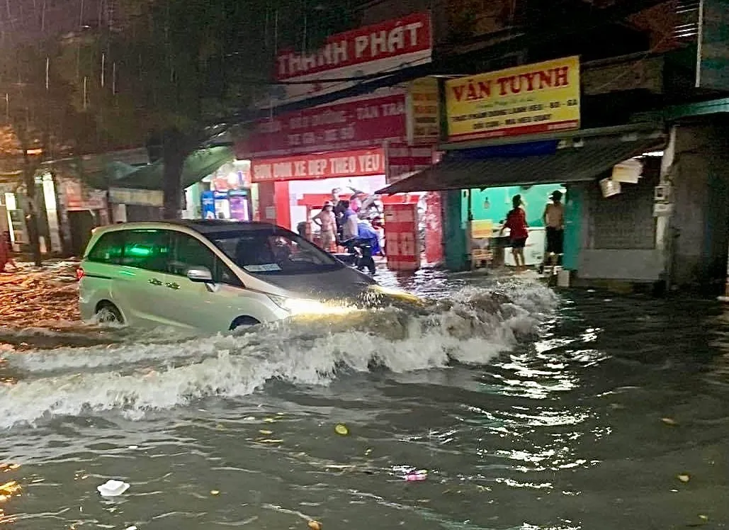 Nhiều tuyến đường tại TP Hồ Chí Minh ngập nặng sau cơn mưa lớn - Ảnh 1.