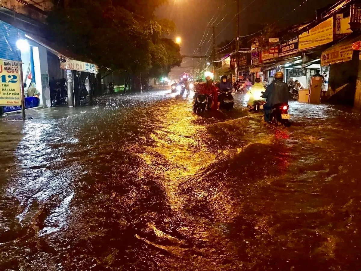 Nhiều tuyến đường tại TP Hồ Chí Minh ngập nặng sau cơn mưa lớn - Ảnh 2.