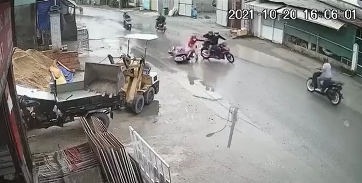 Ớn lạnh cảnh người phụ nữ bị cướp k&eacute;o l&ecirc; tr&ecirc;n đường - Ảnh 2.