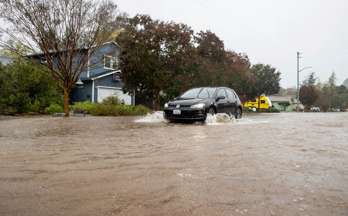 Mưa bão lớn đổ xuống California, gây sạt lở, ngập lụt trên diện rộng - Ảnh 4.