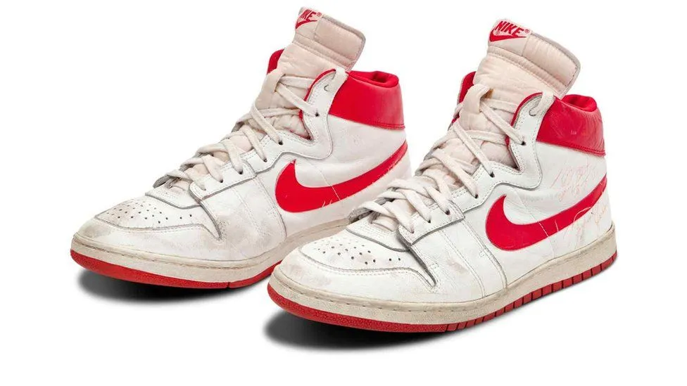 Đôi giày của huyền thoại Michael Jordan lập kỷ lục đấu giá - Ảnh 1. Đôi giày của huyền thoại Michael Jordan lập kỷ lục đấu giá - Ảnh 1.