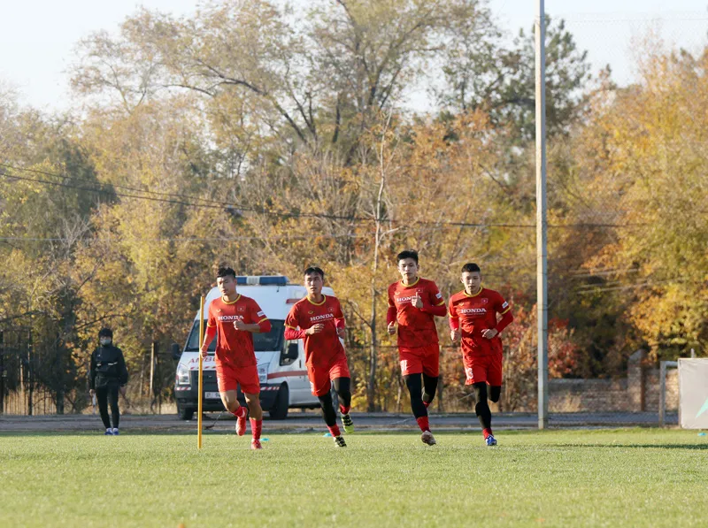 ĐT U23 Việt Nam làm quen không gian SVĐ Dolen Omurzakov, sẵn sàng cho trận ra quân - Ảnh 2. ĐT U23 Việt Nam làm quen không gian SVĐ Dolen Omurzakov, sẵn sàng cho trận ra quân - Ảnh 2.