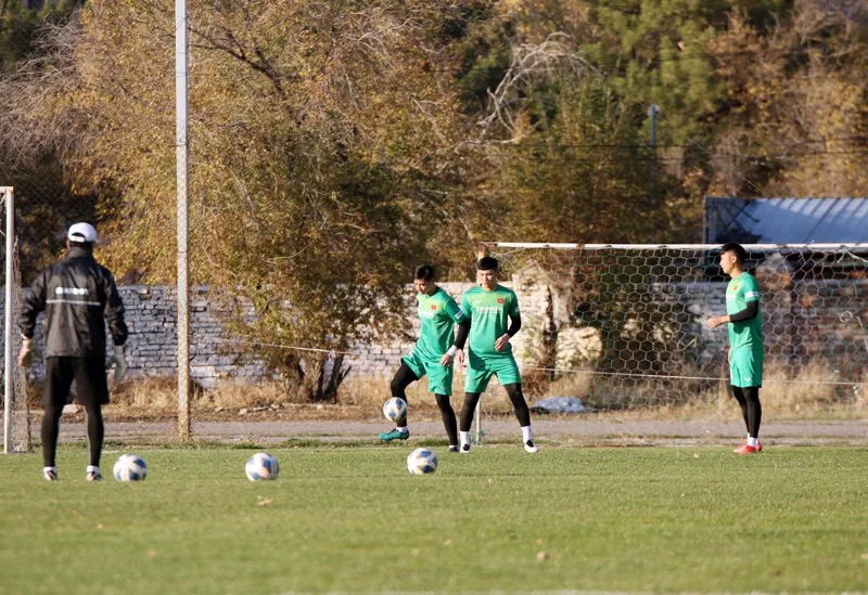 ĐT U23 Việt Nam làm quen không gian SVĐ Dolen Omurzakov, sẵn sàng cho trận ra quân - Ảnh 3. ĐT U23 Việt Nam làm quen không gian SVĐ Dolen Omurzakov, sẵn sàng cho trận ra quân - Ảnh 3.