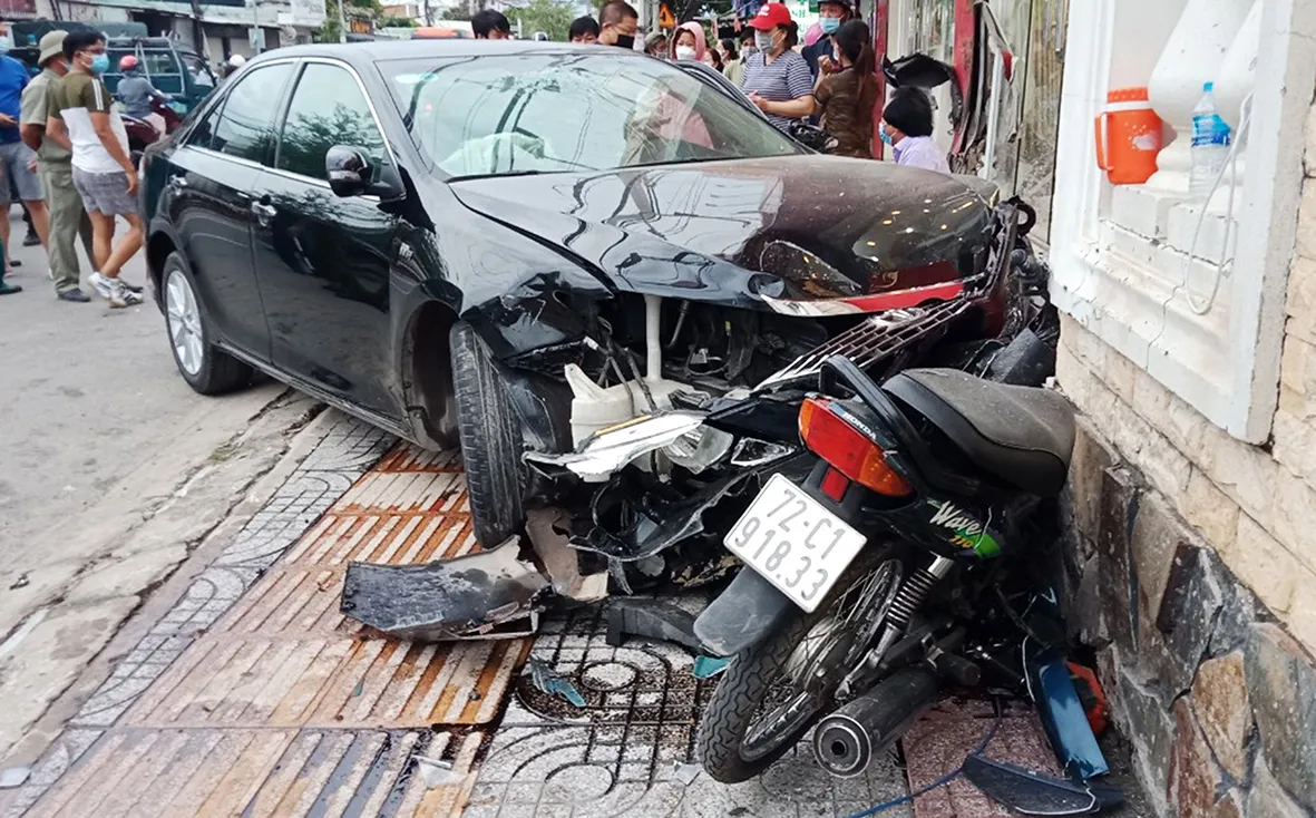 Ô tô húc văng hàng loạt xe máy, nhiều người bị thương - Ảnh 4. Ô tô húc văng hàng loạt xe máy, nhiều người bị thương - Ảnh 4.