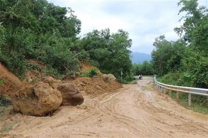 Các tỉnh miền Trung giải cứu người gặp nạn, khắc phục tuyến đường bị sạt lở do mưa lũ - Ảnh 10.