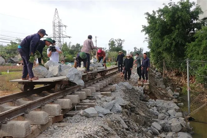 Các tỉnh miền Trung giải cứu người gặp nạn, khắc phục tuyến đường bị sạt lở do mưa lũ - Ảnh 6.