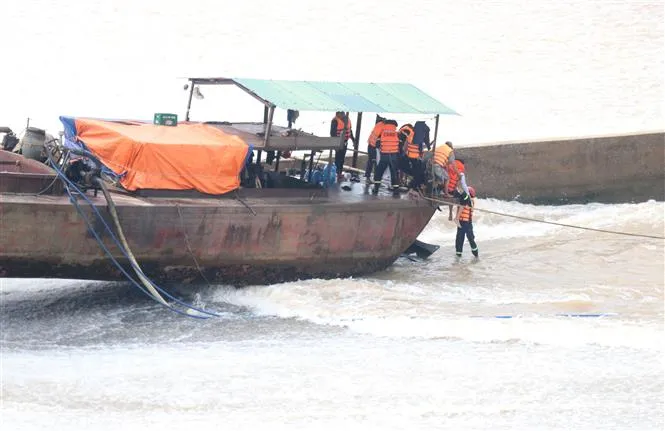 Các tỉnh miền Trung giải cứu người gặp nạn, khắc phục tuyến đường bị sạt lở do mưa lũ - Ảnh 4.