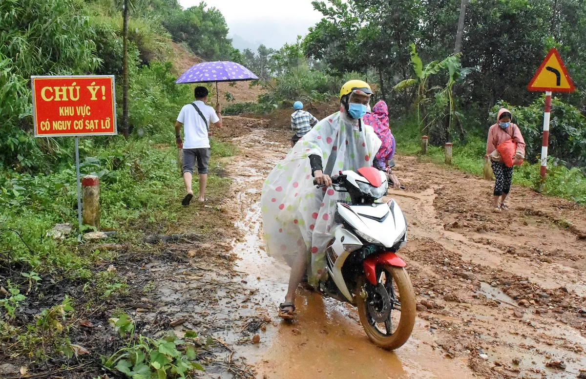 Cập nhật tin mưa lũ, phổ biến cách ứng phó thiên tai đến người dân qua Zalo - Ảnh 1.