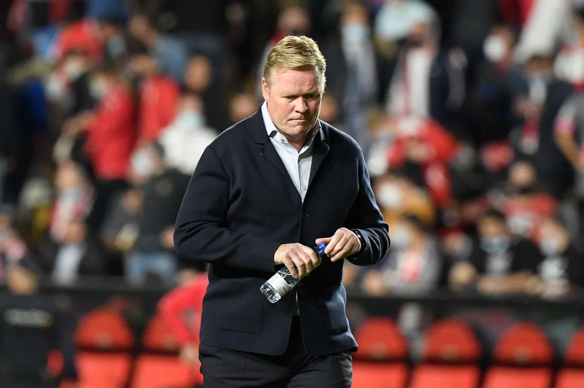Barca toát mồ hôi với tiền bồi thường cho Koeman và mời Xavi về Nou Camp - Ảnh 1.