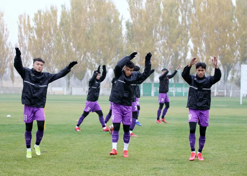 ĐT U23 Việt Nam miệt mài tập luyện trong giá lạnh, tập trung cao độ cho trận đấu với U23 Myanmar - Ảnh 2. ĐT U23 Việt Nam miệt mài tập luyện trong giá lạnh, tập trung cao độ cho trận đấu với U23 Myanmar - Ảnh 2.
