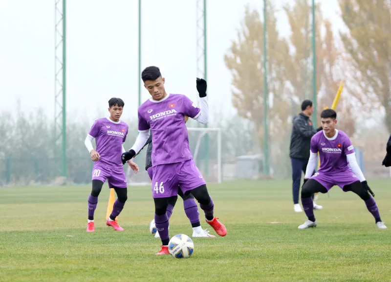 ĐT U23 Việt Nam miệt mài tập luyện trong giá lạnh, tập trung cao độ cho trận đấu với U23 Myanmar - Ảnh 4. ĐT U23 Việt Nam miệt mài tập luyện trong giá lạnh, tập trung cao độ cho trận đấu với U23 Myanmar - Ảnh 4.