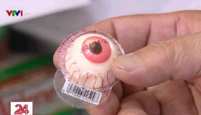 Thu giữ h&agrave;ng ngh&igrave;n vi&ecirc;n kẹo h&igrave;nh mắt người kỳ dị, phản cảm - Ảnh 1.