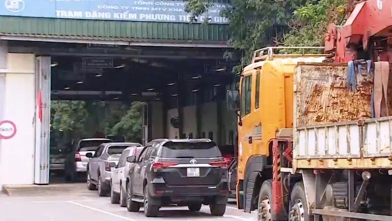 Hà Nội: Nhiều trung tâm đăng kiểm quá tải sau khi nới lỏng giãn cách - Ảnh 1.