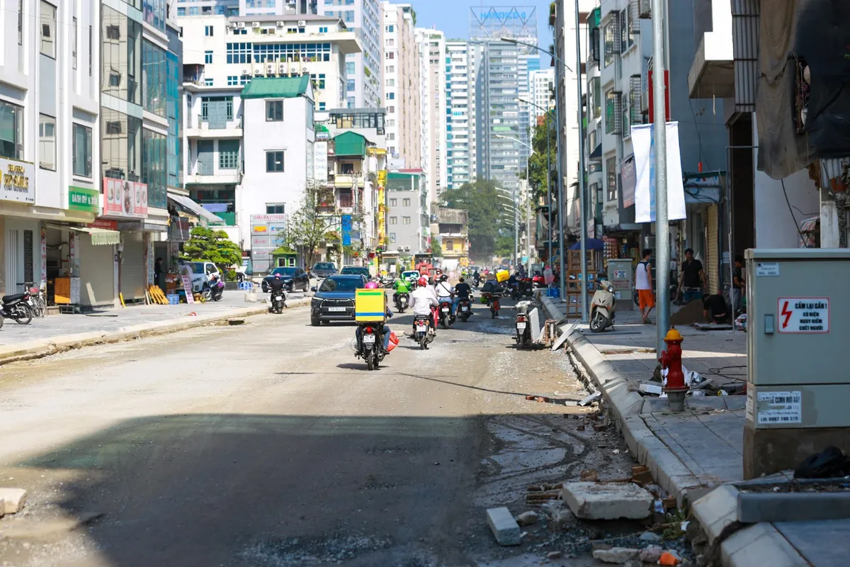 Tăng tốc thi công cải tạo đường Vũ Trọng Phụng sau nhiều năm chậm tiến độ - Ảnh 1.