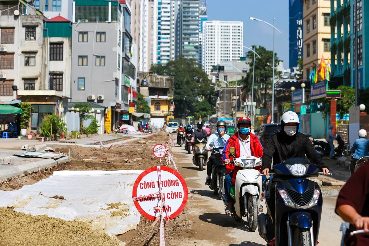 Tăng tốc thi công cải tạo đường Vũ Trọng Phụng sau nhiều năm chậm tiến độ - Ảnh 2.