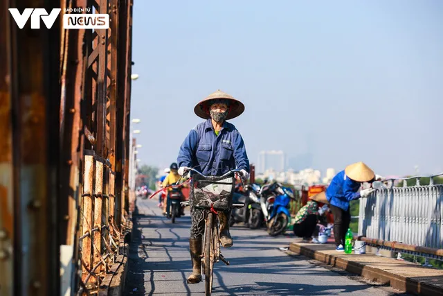 Cầu Long Biên đang được “khoác áo mới” - Ảnh 11.