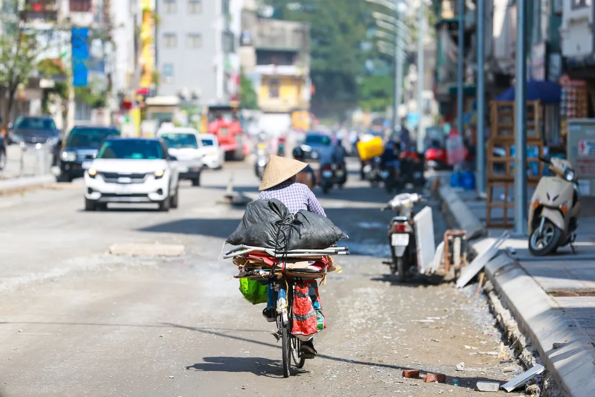 Tăng tốc thi công cải tạo đường Vũ Trọng Phụng sau nhiều năm chậm tiến độ - Ảnh 3.