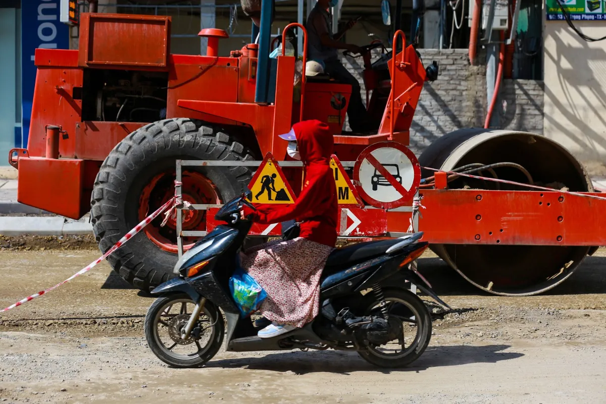 Tăng tốc thi công cải tạo đường Vũ Trọng Phụng sau nhiều năm chậm tiến độ - Ảnh 4.