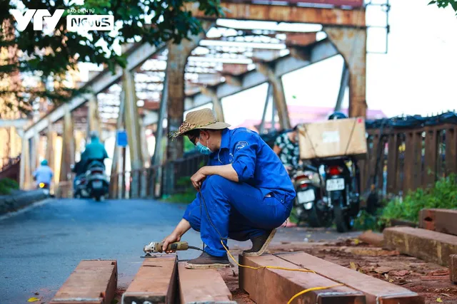 Cầu Long Biên đang được “khoác áo mới” - Ảnh 10.