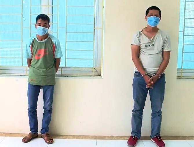 Bắt đối tượng d&ugrave;ng dao tấn c&ocirc;ng lực lượng ở chốt kiểm dịch - Ảnh 1.