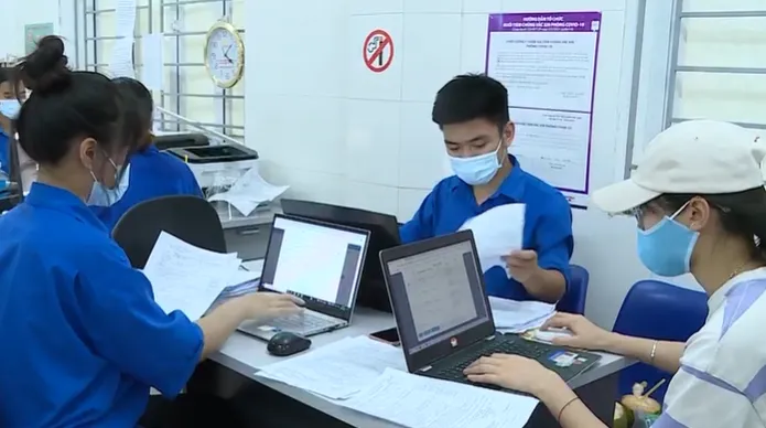 H&agrave; Nội huy động h&agrave;ng ngh&igrave;n gi&aacute;o vi&ecirc;n, đo&agrave;n vi&ecirc;n tham gia nhập dữ liệu vaccine COVID-19 - Ảnh 2.