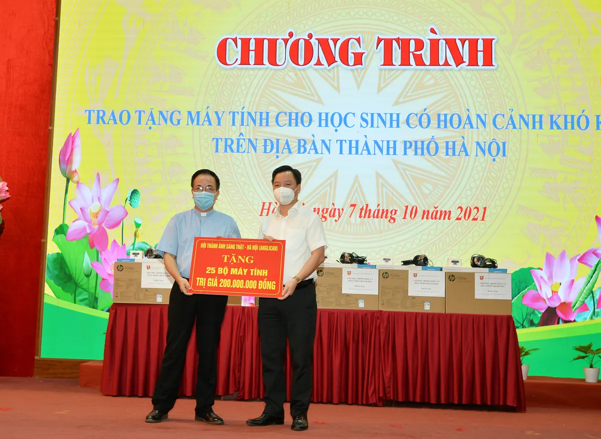 Hà Nội: Đã trao tặng hơn 2.000 máy tính, điện thoại cho học sinh học trực tuyến - Ảnh 1.