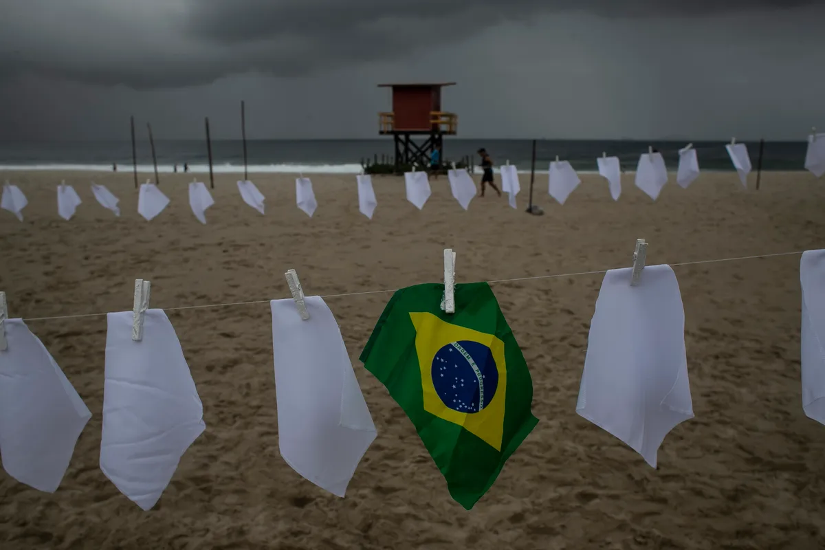 Brazil: Treo 600 khăn trắng tưởng nhớ 600.000 nạn nhân tử vong vì COVID-19 - Ảnh 2.
