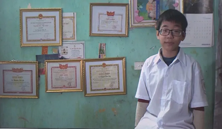 Gặp cậu b&eacute; nhặt được hơn 70 triệu đồng trả lại người đ&aacute;nh rơi - Ảnh 1.