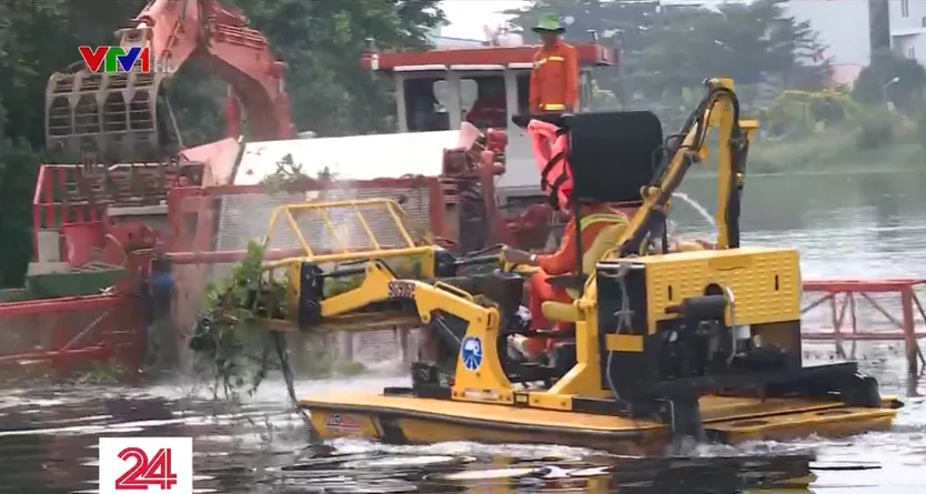 M&aacute;y vớt 40 tấn r&aacute;c mỗi ng&agrave;y tr&ecirc;n s&ocirc;ng ở TP Hồ Ch&iacute; Minh - Ảnh 1.