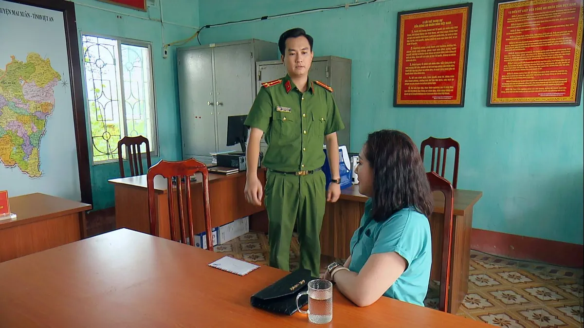 Phố trong làng - Tập 3: Nam nhanh nhạy phá âm mưu gài hối lộ của bà Mây - Ảnh 1.