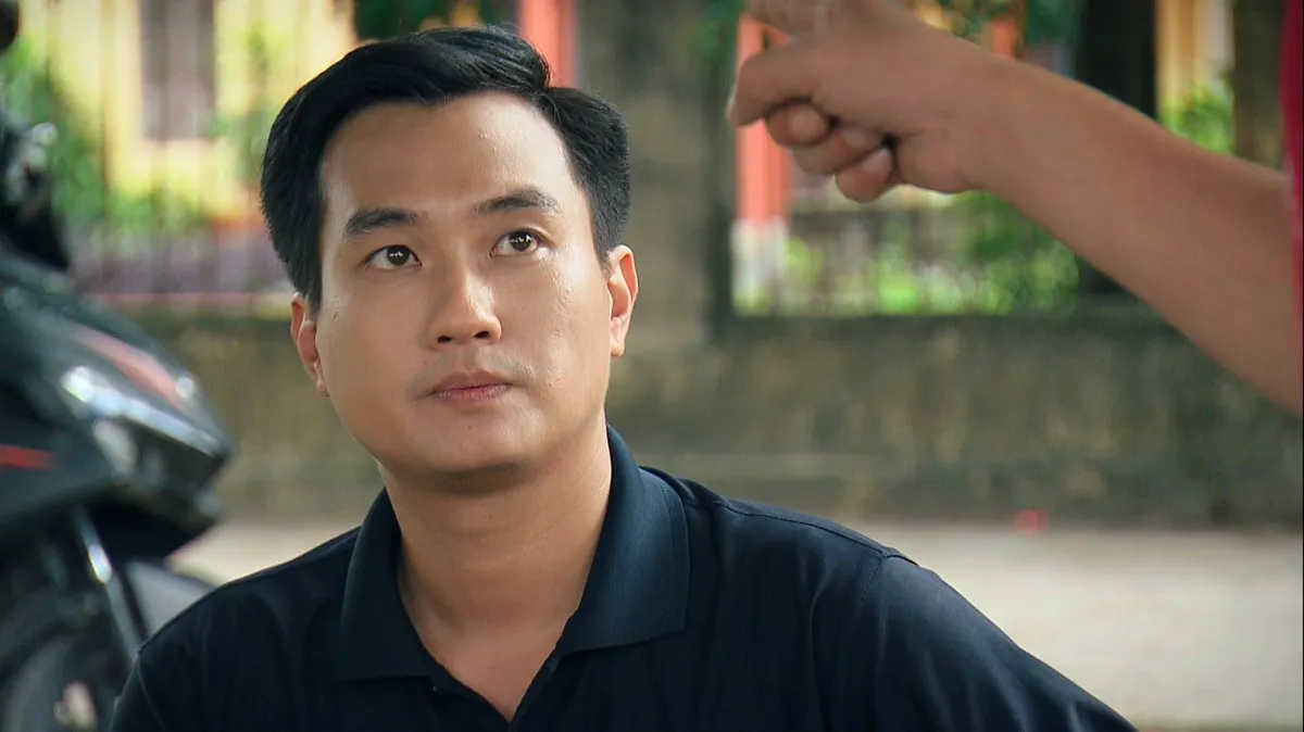 Phố trong làng - Tập 3: Nam nhanh nhạy phá âm mưu gài hối lộ của bà Mây - Ảnh 5.