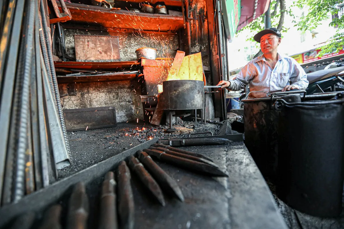 Bễ lò rèn cuối cùng ở phố cổ Hà Nội - Ảnh 3.