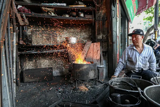 Bễ lò rèn cuối cùng ở phố cổ Hà Nội - Ảnh 2.