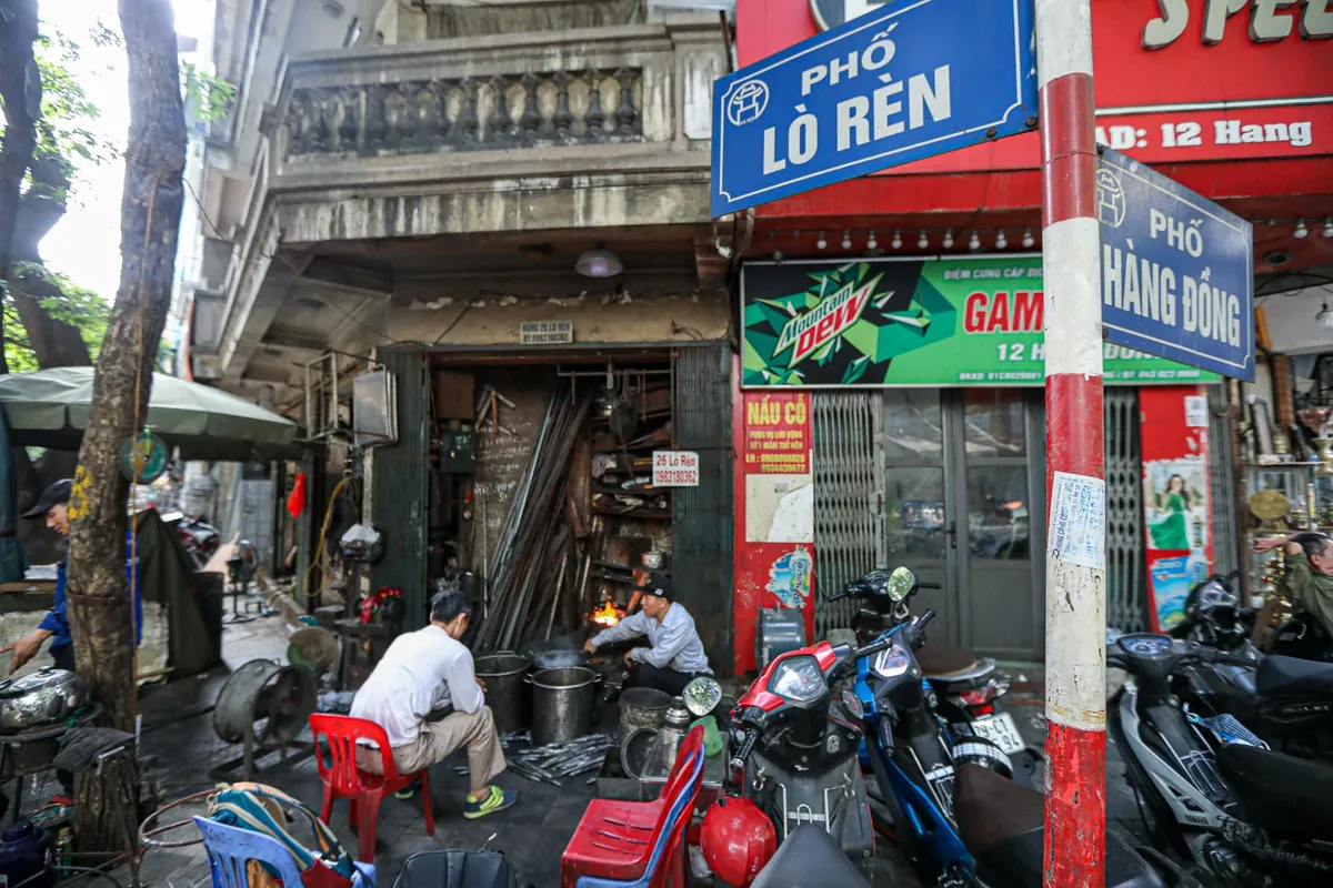 Bễ lò rèn cuối cùng ở phố cổ Hà Nội - Ảnh 1.