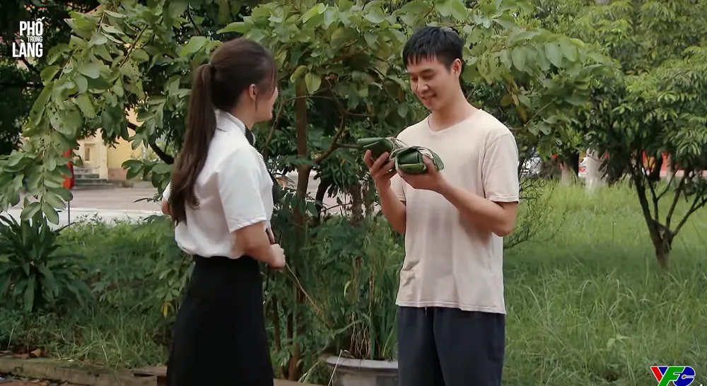 Phố trong làng - Tập 4: Vừa về xã làm việc, Nam được gái làng quan tâm - Ảnh 4.
