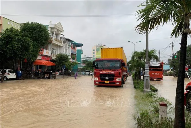 Mưa lớn chia cắt nhiều khu vực ở Bình Định và Phú Yên, tình trạng sạt lở ngày càng nghiêm trọng - Ảnh 1.