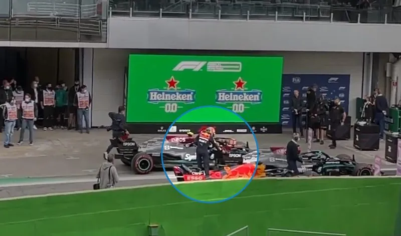 Max Verstappen bị phạt vì … sờ vào xe đối thủ - Ảnh 1.