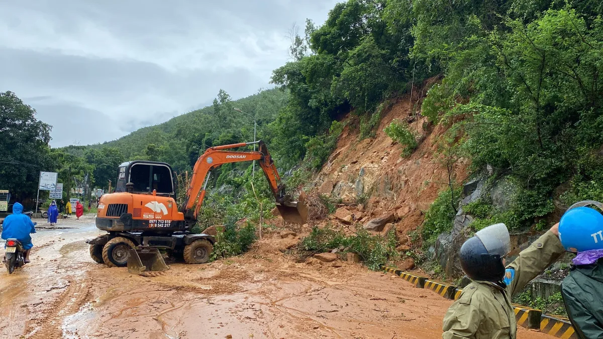 Mưa lớn gây sạt lở, ngập lụt ở Bình Định - Ảnh 2.