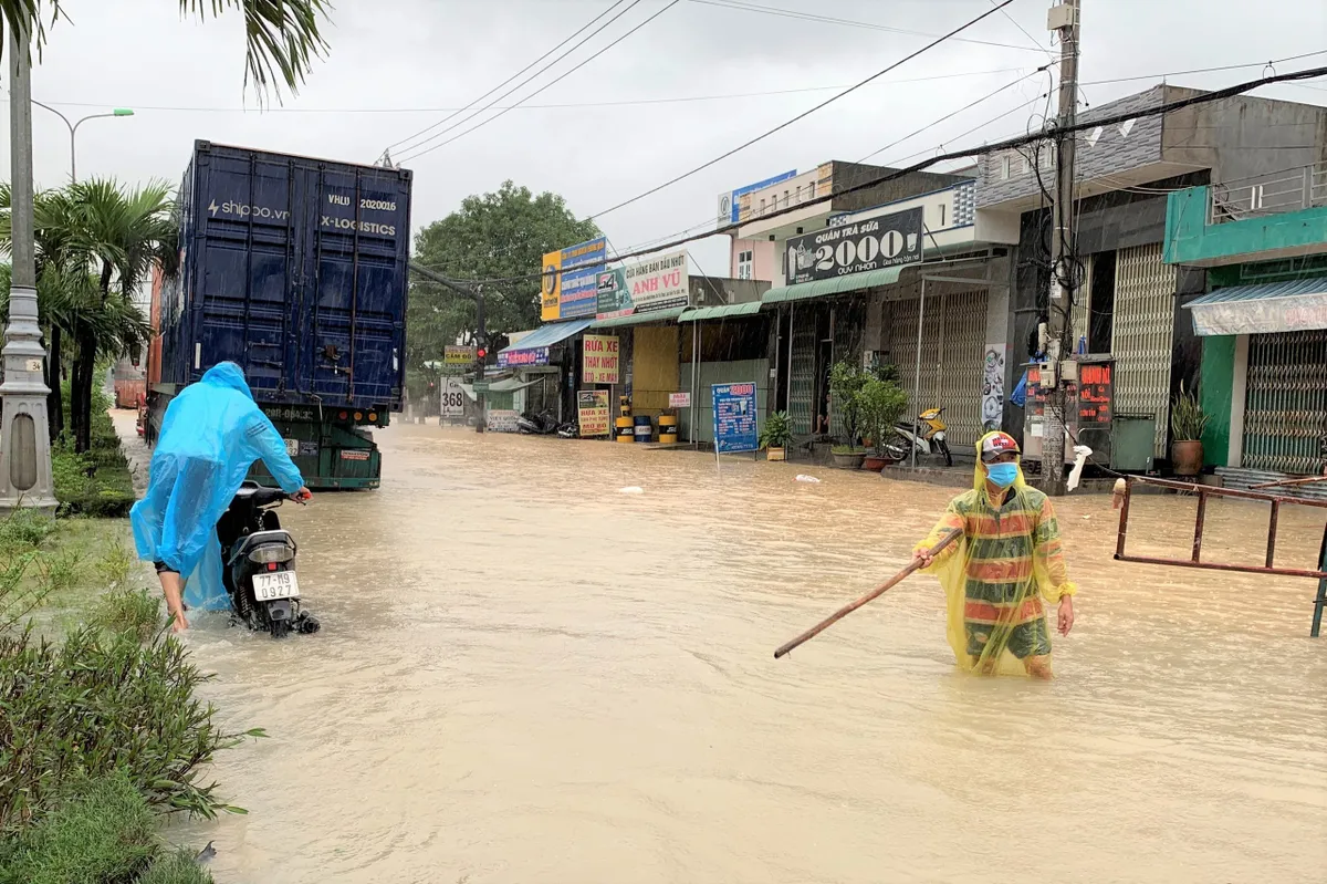 Mưa lớn gây sạt lở, ngập lụt ở Bình Định - Ảnh 3.